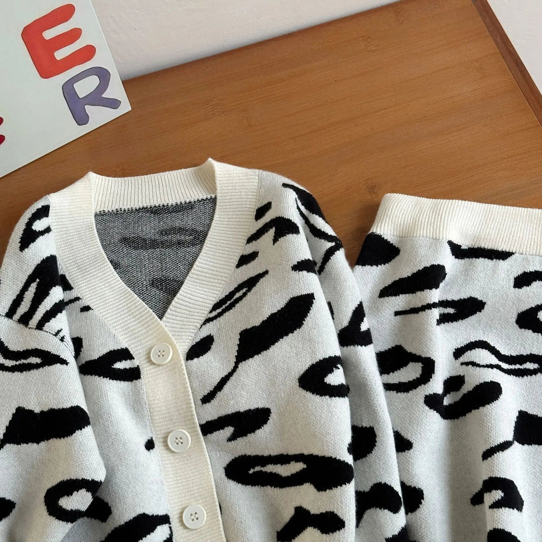 Close-up of a beige leopard-pattern cardigan&