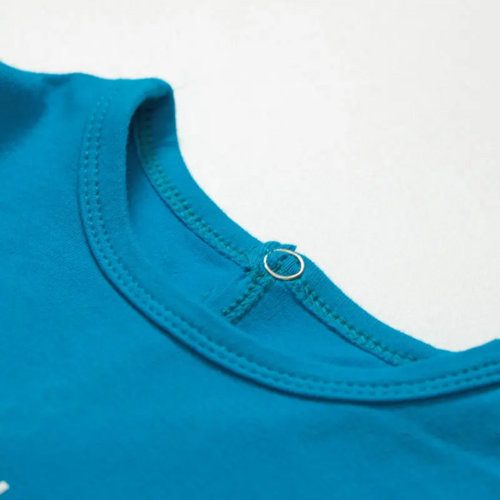 Round blue neckline with a snap at the back opening