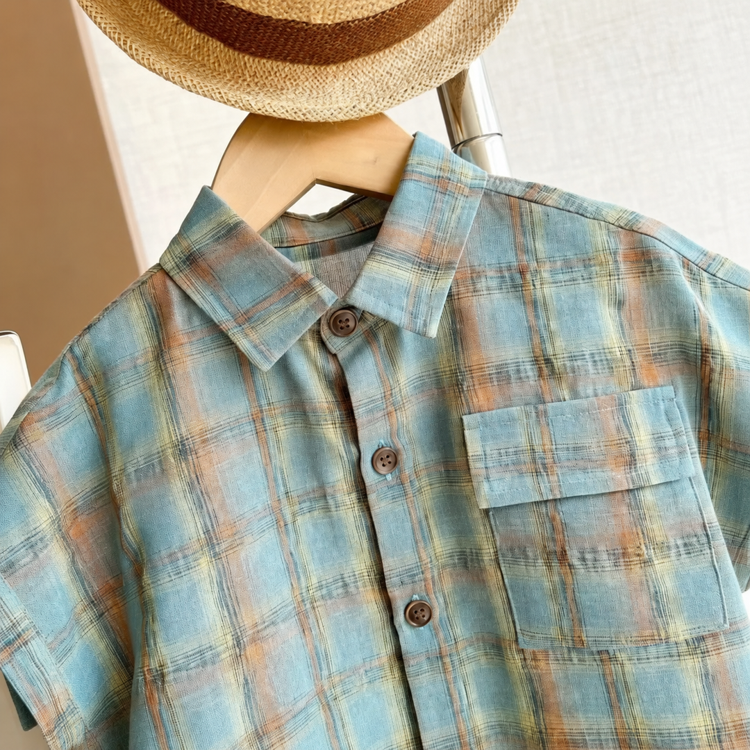 Close-up of the plaid shirt&