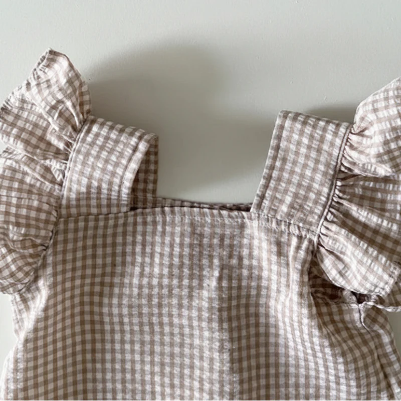 Close-up of the Coffee gingham top&