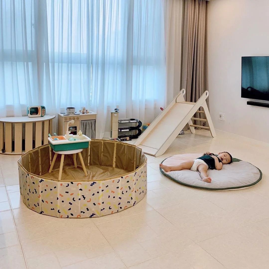 Round patterned play pool in a children&