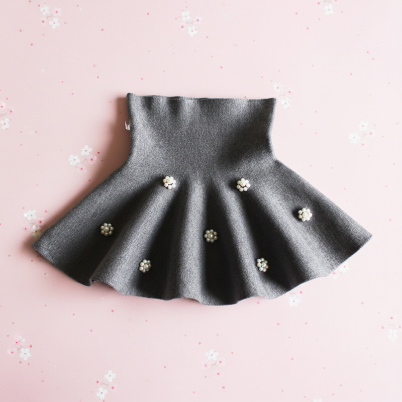 Gray flared knit skirt with flower-shaped bead decorations