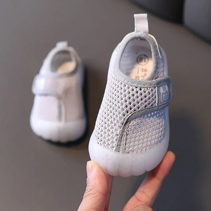 Front view of a gray mesh kids&