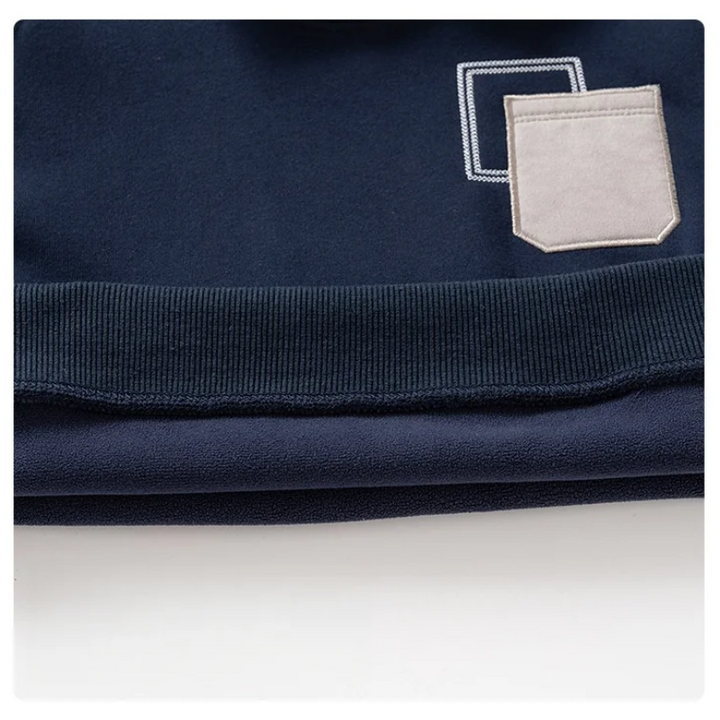 Ribbed hem and light contrasting chest pocket on the navy boys&