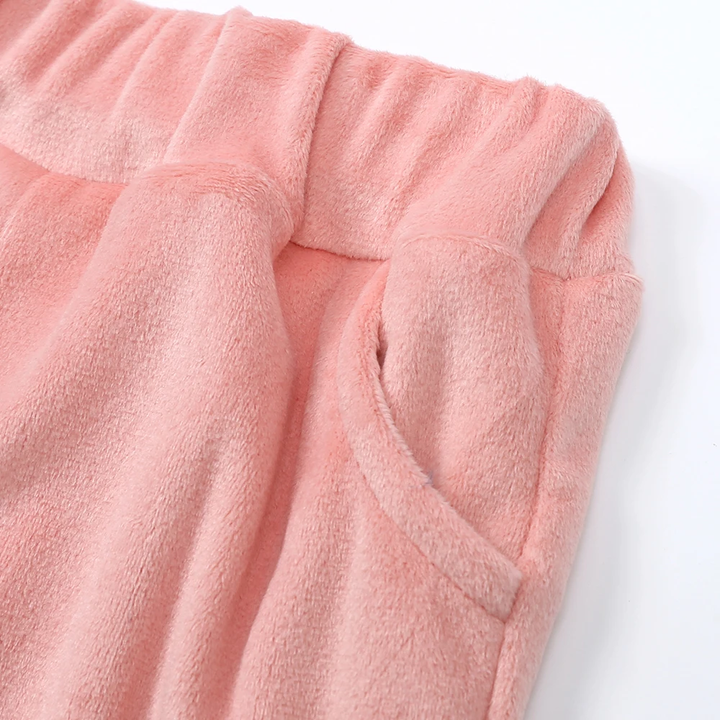 Elastic waistband and side pocket on the light pink jogger pants