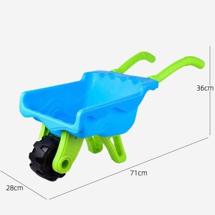 Blue toy wheelbarrow with green handles and labeled dimensions of 71 x 28 x 36 cm