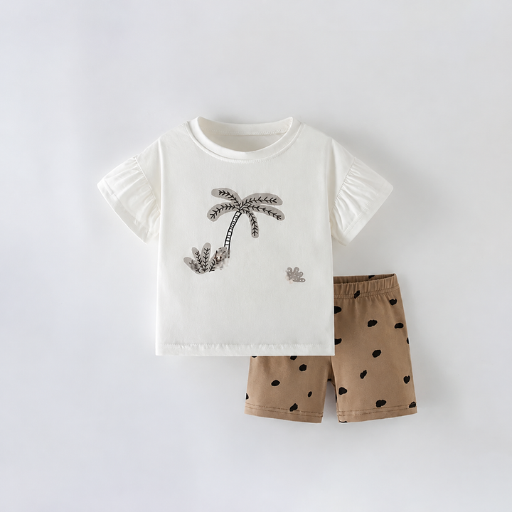 White palm-tree top with ruffled sleeves and beige spotted shorts